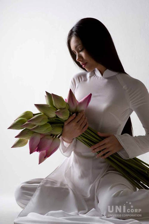 Ho&agrave;ng My đằm thắm b&ecirc;n sen hồng
